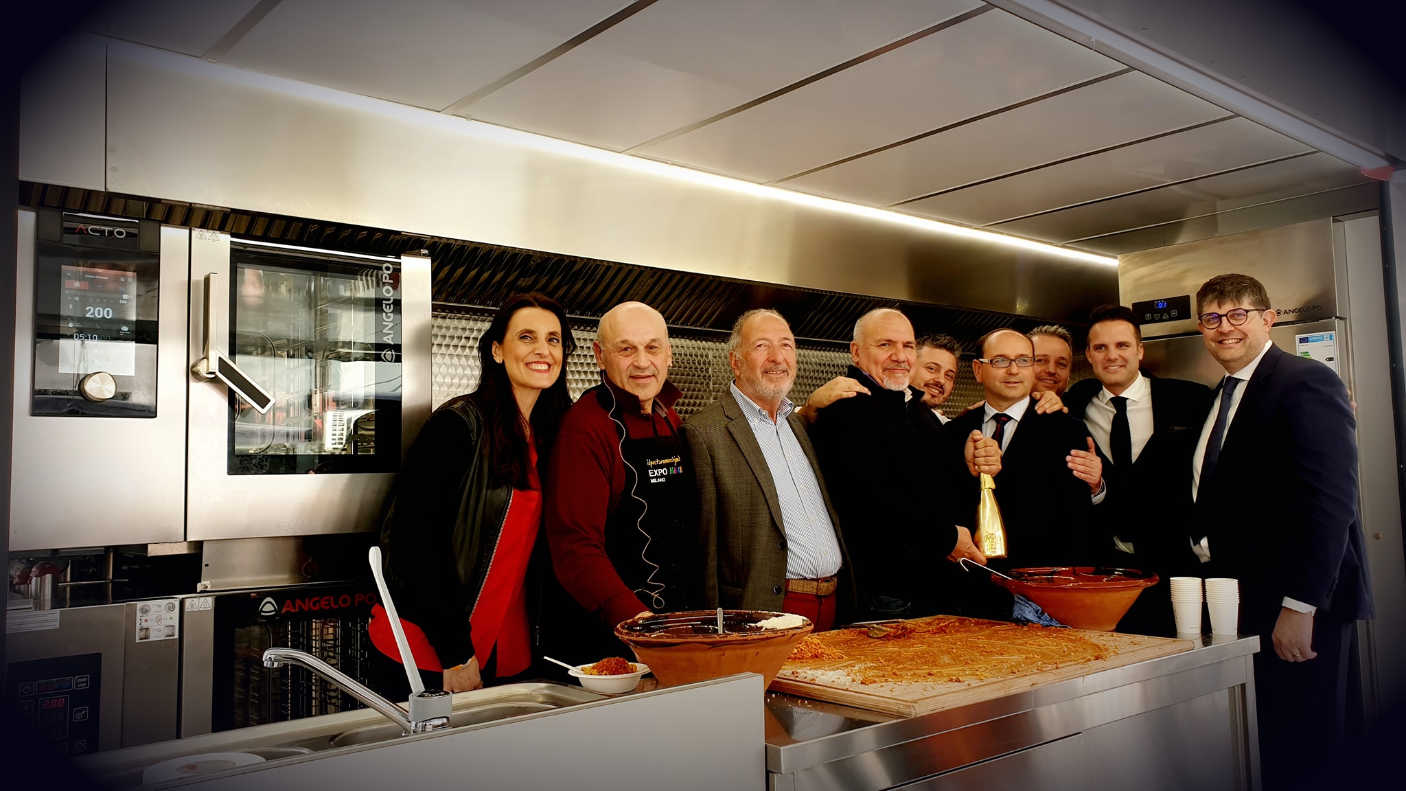 Auxo presenta la prima cucina mobile a vista per eventi